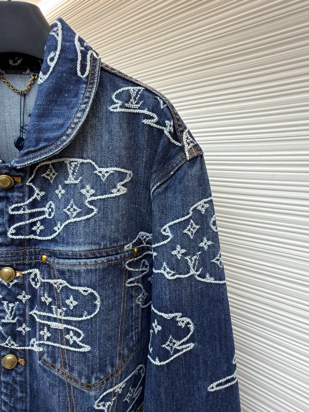 LOUIS VUITTON Cloud jacquard patchwork denim jacket ●Original version: purchased and developed in 19989 ●Item number: 1682135-B70 ●Fabric: denim fabric ●Technology: jacquard production ●Color: blue ●Version: fitted version ●Weight: about 1345 grams ●Size: 46-48-50-52 ●Description: Made of 100% indigo washed denim, the Monogram logo is woven into the moire pattern through jacquard technology, giving it a retro and aged texture. The trousers are made of multiple pieces of fabric using hand-stitching techniques, and the edges of the cloud-like shape are reinforced with pearlescent rivets. It not only retains the five-pocket structure of work jeans, but also embellishes the back waist details with a nubuck Mini Damier label. The front is closed with pearl-textured buttons and zippers, and the fully lined design improves wearing comfort. The whole piece is sewn in an Italian workshop, combining retro aesthetics with luxurious craftsmanship details. The overall wiring is straight and delicate, the fabric is comfortable and soft, and the color is consistent without color difference. It can be matched with the same style to create a fashionable look and control various occasions. Customized accessories, complete with three standards, same style for men and women!